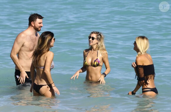 Lauren Stoner passe la journée à la plage avec des amis à Miami le 16 janvier 2016.
