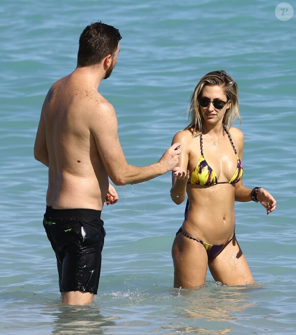 Lauren Stoner passe la journée à la plage avec des amis à Miami le 16 janvier 2016.