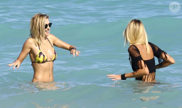 Lauren Stoner passe la journée à la plage avec des amis à Miami le 16 janvier 2016.