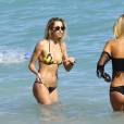 Lauren Stoner passe la journée à la plage avec des amis à Miami le 16 janvier 2016.