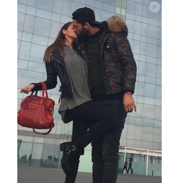 Nabilla et Thomas, amoureux, ont passé le Nouvel An en amoureux à Barcelone. Décembre 2015.