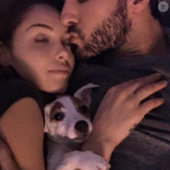 Nabilla, Pita et Thomas Vergara font un câlin. Décembre 2015.