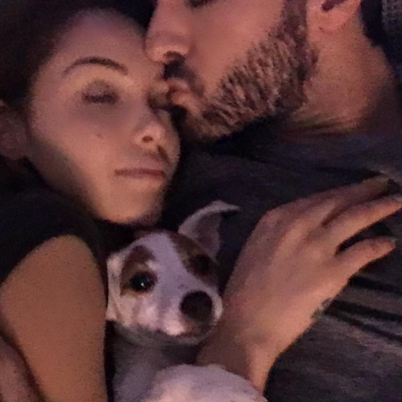 Nabilla, Pita et Thomas Vergara font un câlin. Décembre 2015.