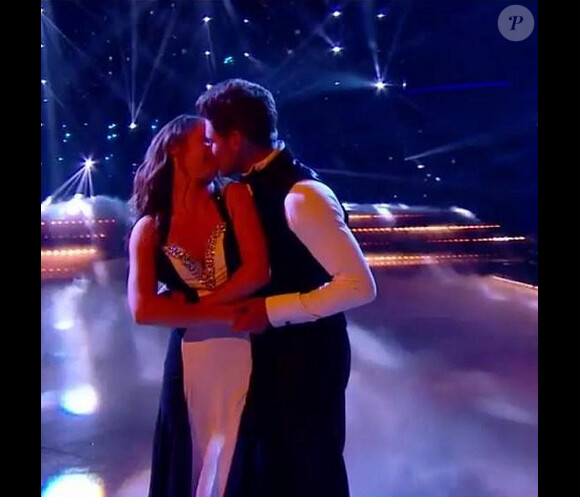 Rayane Bensetti et Denitsa Ikonomova s'embrassent à la fin de leur danse finale dans Danse avec les stars 5, la finale, sur TF1, le samedi 29 novembre 2014