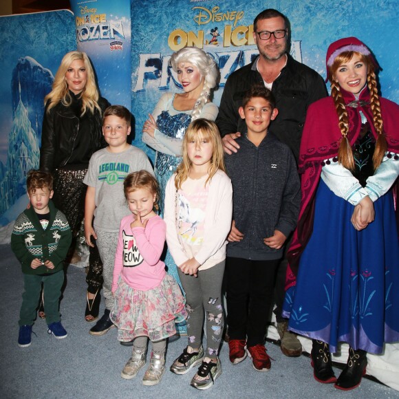 Finn McDermott, sa femme Tori Spelling et leurs enfants Liam McDermott, Dean McDermott, Hattie McDermott, Stella McDermott et guest lors de première de "Frozen" de Disney On Ice à Los Angeles, le 10 décembre 2015.