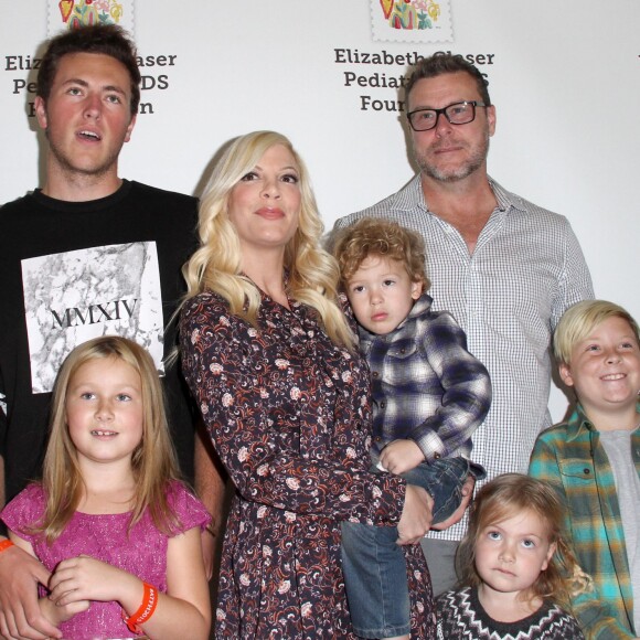 Jack Montgomery McDermott, Tori Spelling, Dean McDermott et leurs enfants Stella Doreen, Finn Davey, Hattie Margaret et Liam Aaron McDermott - People à la 26ème soirée caritative «The Elizabeth Glaser Pediatric AIDS» à Los Angeles. Le 25 octobre 2015