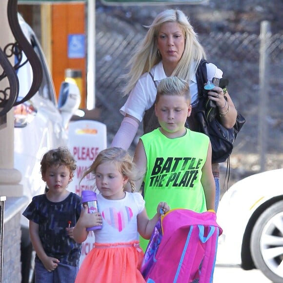 Exclusif - Tori Spelling se promène avec un inconnu et avec ses enfants Liam, Stella, Finn et Hattie dans les rues de Tarzana. Le petit Liam est allé chez le coiffeur «Floyd Barbershop» et la petite famille est allée ensuite diner dans un restaurant mexicain. Tori porte toujours son bandage. L'actrice américaine de 42 ans a décidé de porter plainte contre la chaîne de restaurants Benihana, qu'elle estime responsable de sa vilaine brûlure au bras droit. Le 6 septembre 2015