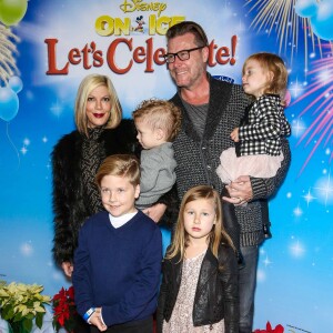 Tori Spelling avec son mari Dean McDermott et leurs enfants Finn Davey McDermott, Stella Doreen McDermott, Hattie Margaret McDermott et Liam Aaron McDermott à la soirée "Disney on Ice Let's Celebrate!" à Los Angeles, le 11 décembre 2014