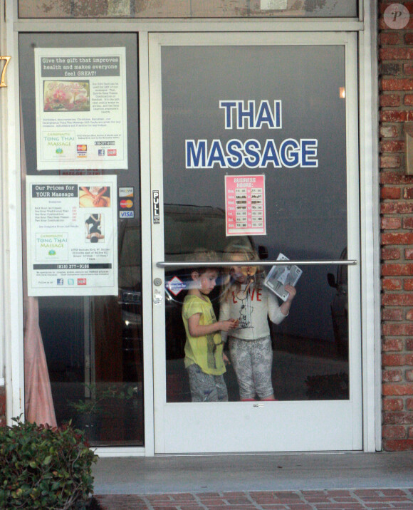 Exclusif - Tori Spelling se rend dans un salon de massage thaïlandais et emmène ses enfants Finn et Hattie avec elle à Encino, le 8 janvier 2016. Les enfants ont attendu que leur mère se fasse masser pendant 2h avant de les emmener dîner dans un restaurant chilien.