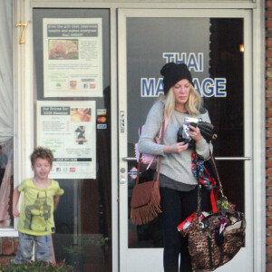 Exclusif - Tori Spelling se rend dans un salon de massage thaïlandais et emmène ses enfants Finn et Hattie avec elle à Encino, le 8 janvier 2016. Les enfants ont attendu que leur mère se fasse masser pendant 2h avant de les emmener dîner dans un restaurant chilien.