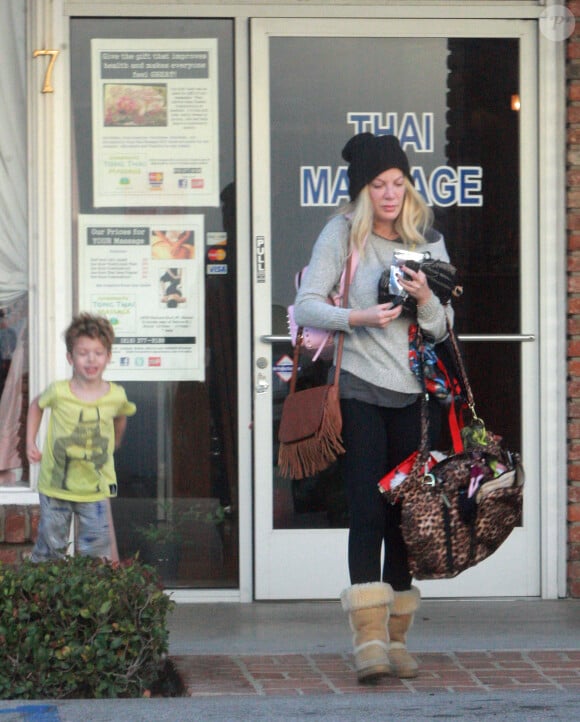 Exclusif - Tori Spelling se rend dans un salon de massage thaïlandais et emmène ses enfants Finn et Hattie avec elle à Encino, le 8 janvier 2016. Les enfants ont attendu que leur mère se fasse masser pendant 2h avant de les emmener dîner dans un restaurant chilien.