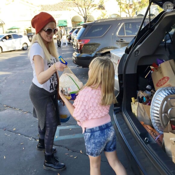 Tori Spelling et sa fille Stella font des courses à Los Angeles, le 25 novembre 2015