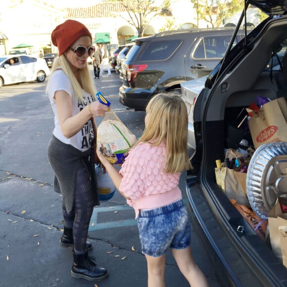 Tori Spelling et sa fille Stella font des courses à Los Angeles, le 25 novembre 2015