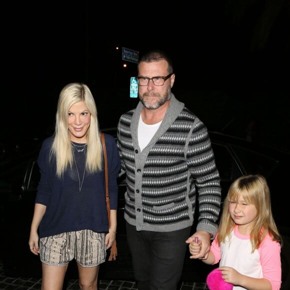 Tori Spelling et son mari Dean McDermott ainsi que leur fille Stella vont dîner chez Cecconi's, un restaurant de Los Angeles, le 19 novembre 2015
