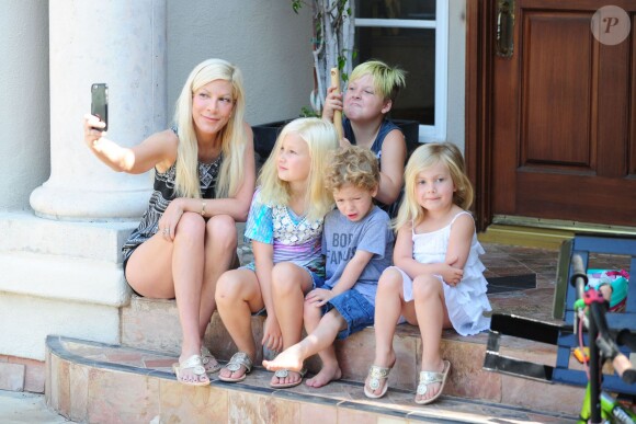 Tori Spelling et ses enfants dans leur maison de Los Angeles, le 31 août 2015