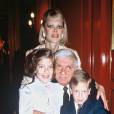 Aaron Spelling et sa femme Candy ainsi que leurs enfants Tori et Randy, le 1er août 1987