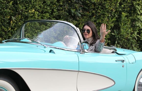 Kendall Jenner, au volant de sa Chevrolet Corvette, se rend chez un ami à Beverly Hills, le 14 janvier 2016.