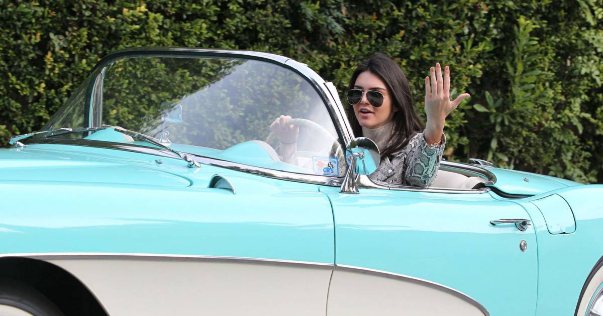 Kendall Jenner, au volant de sa Chevrolet Corvette, se rend chez un ami