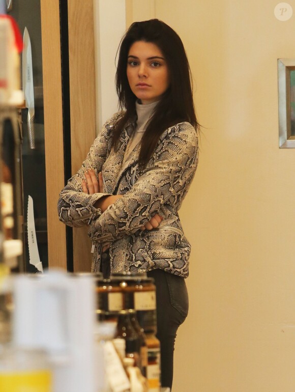 Kris et sa fille Kendall Jenner tournent une scène de 'Keeping Up With The Kardashians' dans le magasin Williams-Sonoma à Calabasas. Kris tombe sur son livre de cuisine 'In the kitchen with Kris'! Le 14 janvier 2016