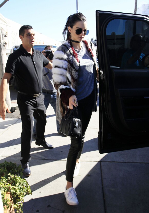 Hailey Baldwin se promène avec une amie, puis va rejoindre Kendall Jenner au restaurant Il Pastaio à Beverly Hills, le 12 janvier 2016.