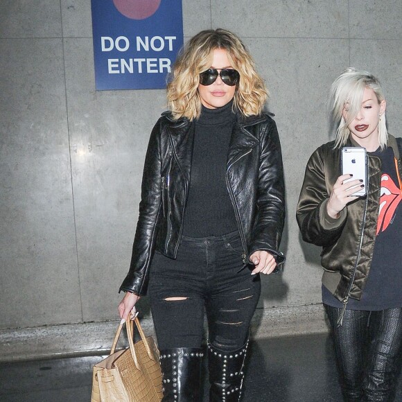 Khloé Kardashian arrive à l'aéroport LAX de Los Angeles le 15 janvier 2016