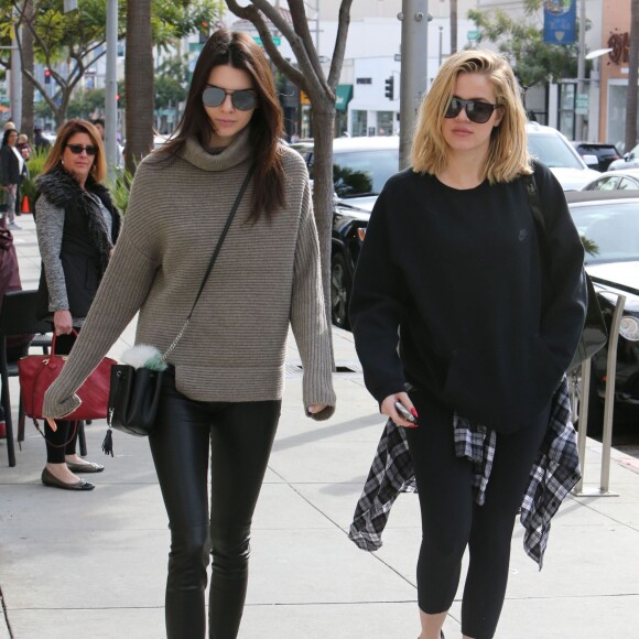 Khloe Kardashian va déjeuner au restaurant avec Kendall Jenner à Beverly Hills, le 20 décembre 2015.