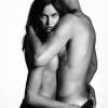 Irina Shayk et Chris Moore l'un contre l'autre sur la nouvelle campagne Givenchy Jeans. Photo par Luigi & Iango.