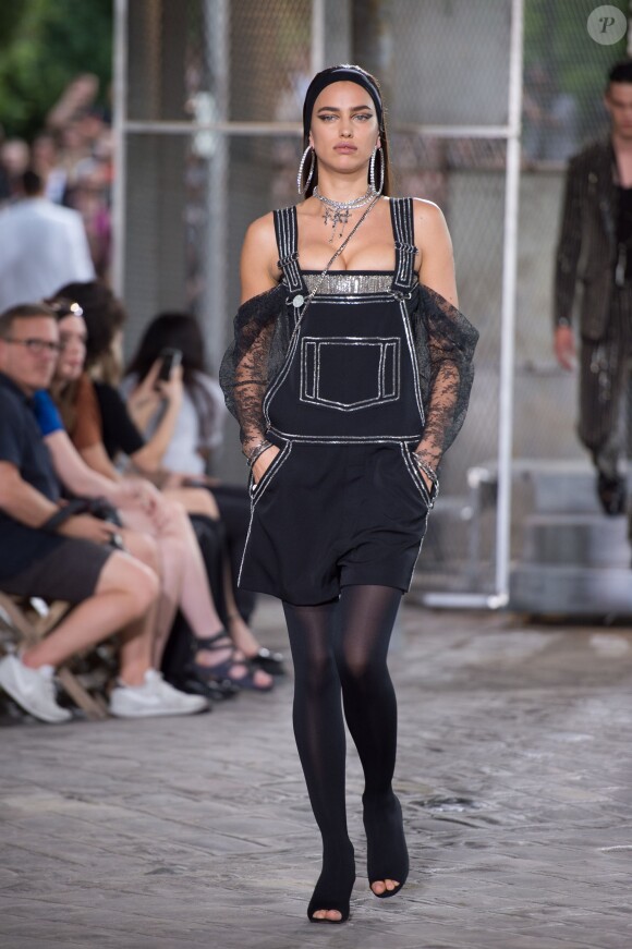Irina Shayk - Défilé Givenchy (collection homme printemps-été 2016) à Paris, le 26 juin 2015.