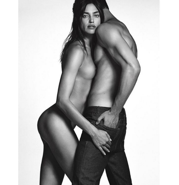 Irina Shayk, entièrement nue face à Chris Moore sur la nouvelle campagne Givenchy Jeans. Photo par Luigi + Iango.