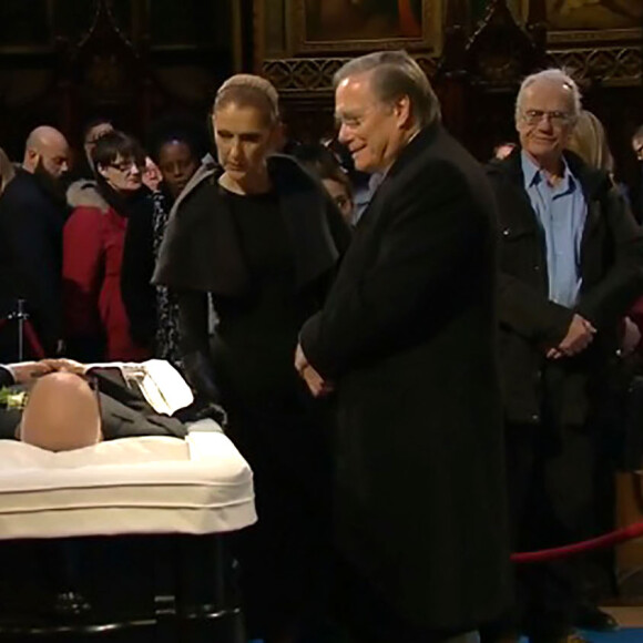 Céline Dion, auprès de la dépouille de son époux décédé René Angélil, reçoit les condoléances de proches et d'anonymes lors de la chapelle ardente qui se tenait à la basilique Notre-Dame de Montréal, le 21 janvier 2016