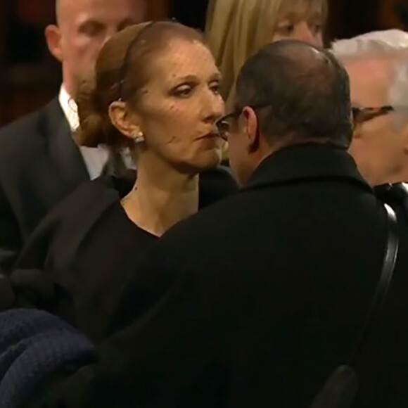 Céline Dion, auprès de la dépouille de son époux décédé René Angélil, reçoit les condoléances de proches et d'anonymes lors de la chapelle ardente qui se tenait à la basilique Notre-Dame de Montréal, le 21 janvier 2016