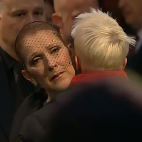 Céline Dion reçoit les anonymes venus rendre hommage à son époux René Angélil et la soutenir lors de la chapelle ardente qui se tenait à la basilique Notre-Dame de Montréal, le 21 janvier 2016