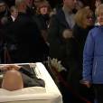 Céline Dion, auprès de la dépouille de son époux décédé René Angélil, reçoit les condoléances de proches et d'anonymes lors de la chapelle ardente qui se tenait à la basilique Notre-Dame de Montréal, le 21 janvier 2016