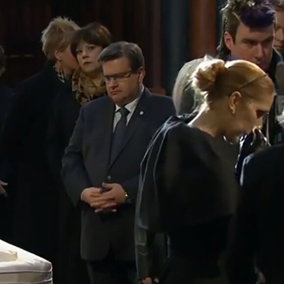 Céline Dion, auprès de la dépouille de son époux décédé René Angélil, reçoit les condoléances de proches et d'anonymes lors de la chapelle ardente qui se tenait à la basilique Notre-Dame de Montréal, le 21 janvier 2016