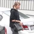 Taylor Swift (sans maquillage) et Selena Gomez (de dos) quittent leur cours de gym à West Hollywood le 18 janvier 2016.