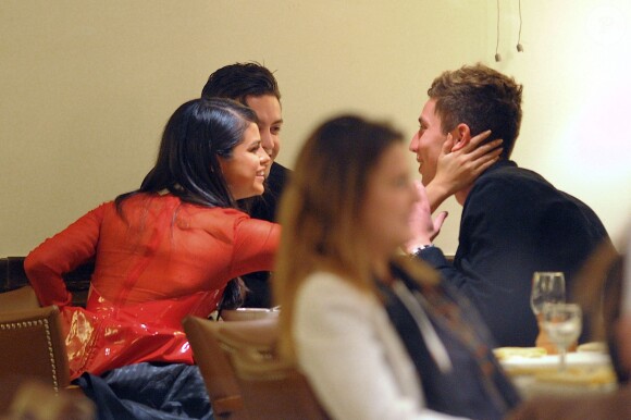 Selena Gomez partage un dîner complice avec Samuel Krost et Anthony Smoller à New York le 9 novembre 2015. Mais elle semble plus proche de Samuel Krost. Elle lui caresse la joue et passe une partie de la soirée assise sur ses genoux. © CPA/Bestimage
