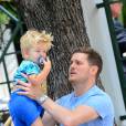 Info - Michael Bublé, son fils de 2 ans admis d'urgence à l'hôpital après s'être ébouillanté - Michael Bublé va déjeuner au restaurant avec son fils Noah et un ami à Miami, le 16 avril 2015.