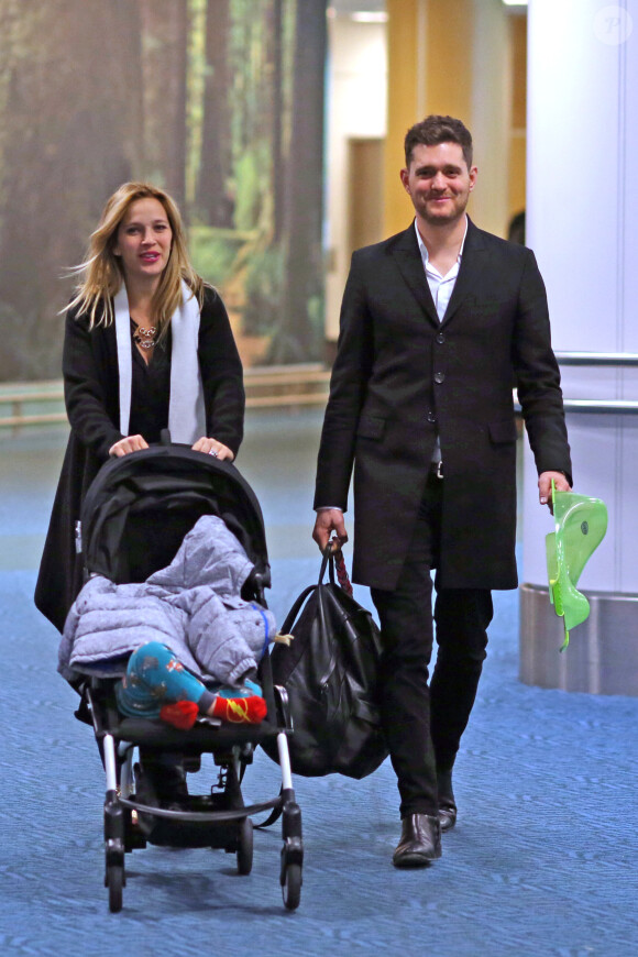Michael Buble, sa femme Luisana et leur fils Noah arrivent à Vancouver, Canada, le 25 novembre 2015