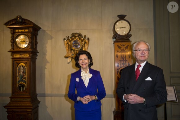 La reine Silvia et le roi Carl XVI Gustaf de Suède lors de l'inauguration de l'exposition Au fil du temps - 400 ans d'horloges royales, le 22 janvier 2016 au palais Drottningholm à Stockholm.