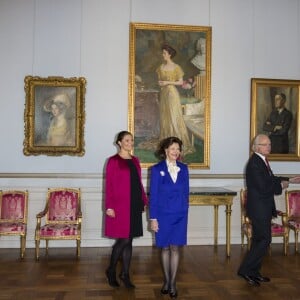 La princesse Victoria de Suède, enceinte de 7 mois, avec ses parents la reine Silvia et le roi Carl XVI Gustaf de Suède lors de l'inauguration de l'exposition Au fil du temps - 400 ans d'horloges royales, le 22 janvier 2016 au palais Drottningholm à Stockholm.