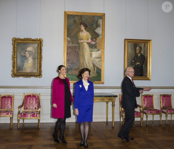 La princesse Victoria de Suède, enceinte de 7 mois, avec ses parents la reine Silvia et le roi Carl XVI Gustaf de Suède lors de l'inauguration de l'exposition Au fil du temps - 400 ans d'horloges royales, le 22 janvier 2016 au palais Drottningholm à Stockholm.