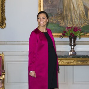 La princesse Victoria de Suède, enceinte de 7 mois, lors de l'inauguration de l'exposition Au fil du temps - 400 ans d'horloges royales, le 22 janvier 2016 au palais Drottningholm à Stockholm.