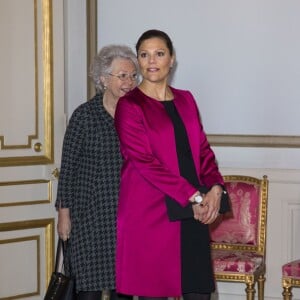 La princesse Victoria de Suède, enceinte de 7 mois, lors de l'inauguration de l'exposition Au fil du temps - 400 ans d'horloges royales, le 22 janvier 2016 au palais Drottningholm à Stockholm.