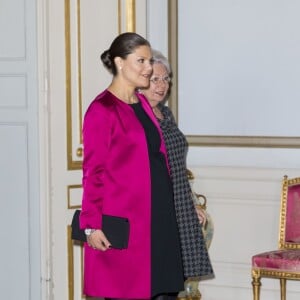 La princesse Victoria de Suède, enceinte de 7 mois, lors de l'inauguration de l'exposition Au fil du temps - 400 ans d'horloges royales, le 22 janvier 2016 au palais Drottningholm à Stockholm.