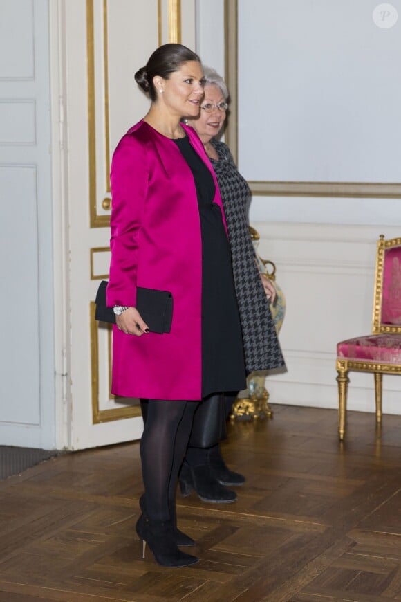 La princesse Victoria de Suède, enceinte de 7 mois, lors de l'inauguration de l'exposition Au fil du temps - 400 ans d'horloges royales, le 22 janvier 2016 au palais Drottningholm à Stockholm.