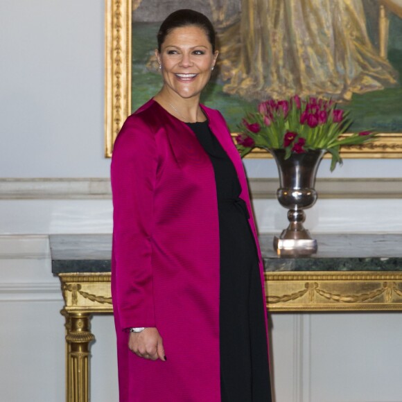 La princesse Victoria de Suède, enceinte de 7 mois, lors de l'inauguration de l'exposition Au fil du temps - 400 ans d'horloges royales, le 22 janvier 2016 au palais Drottningholm à Stockholm.