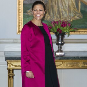 La princesse Victoria de Suède, enceinte de 7 mois, lors de l'inauguration de l'exposition Au fil du temps - 400 ans d'horloges royales, le 22 janvier 2016 au palais Drottningholm à Stockholm.