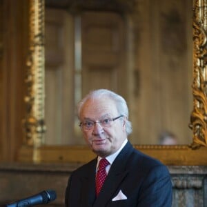 Le roi Carl Gustav, la reine Silvia et la princesse Victoria (enceinte) de Suède inaugurent l'exposition "In course of time" à Stockholm le 22 janvier 2016.  STOCKHOLM 2016-01-22. King Carl XVI Gustaf, Queen Silvia, Crown Princess Victoria and Princess Christina of Sweden attend the opening of the exhibition In Course of Time - 400 years of royal clocks held at the Royal Palace.22/01/2016 - Stockholm