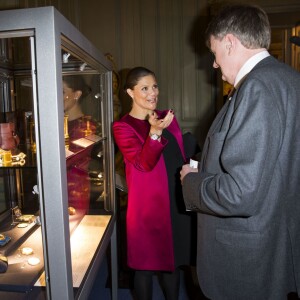 La princesse Victoria de Suède, enceinte de 7 mois, a découvert l'exposition Au fil du temps - 400 ans d'horloges royales, lors de son inauguration le 22 janvier 2016 au palais Drottningholm à Stockholm.