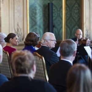 La princesse Victoria de Suède, enceinte de 7 mois, prenait part avec ses parents le roi Carl XVI Gustaf et la reine Silvia à l'inauguration de l'exposition Au fil du temps - 400 ans d'horloges royales, le 22 janvier 2016 au palais Drottningholm à Stockholm.